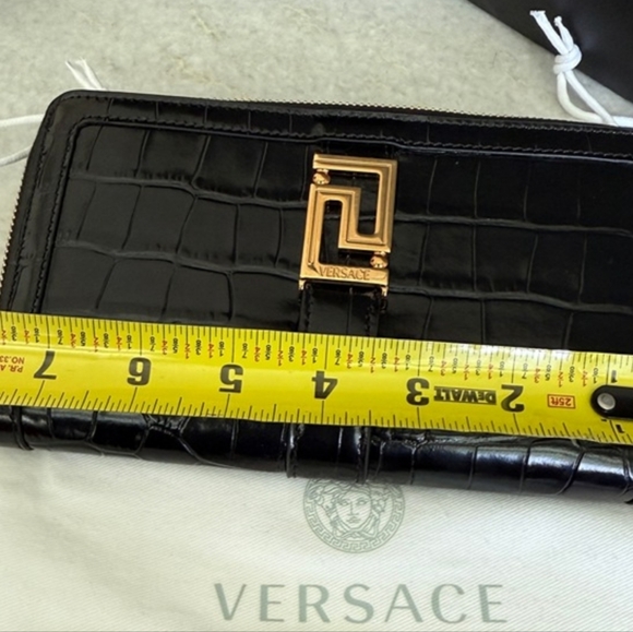VERSACE CROC-EMBOSSED BLACK LEATHER ZIP AROUND LONG WALLET BNWT - Picture 9 of 10